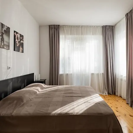 Spacious 3 Bedroom In Sofia's Center Appartement *