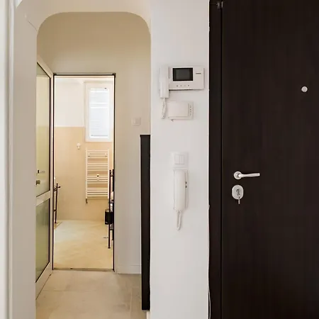 Spacious 3 Bedroom In Sofia's Center דירה