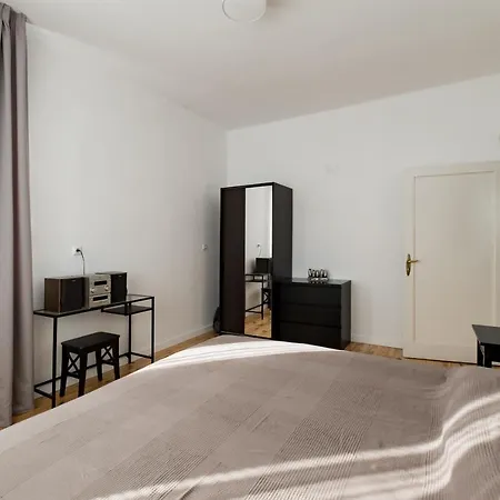 Spacious 3 Bedroom In Sofia's Center סופיה